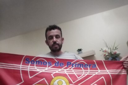 Con la bandera del Almería.