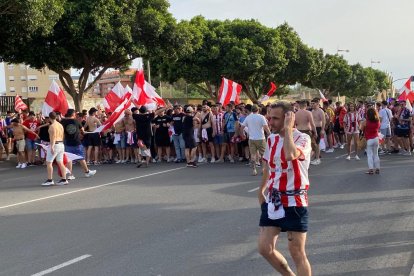 Los almerienses comienzan a animar desde la calle.