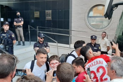 La plantilla a su salida del hotel.