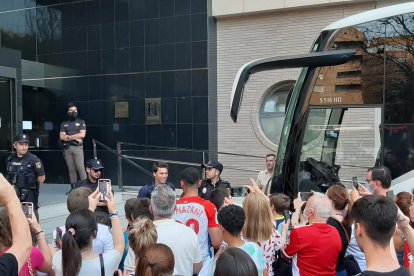 Rubi, saluda a la afición, tras abandonar el hotel para poner rumbo al estadio.