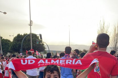 Álvaro Nieto posa con su bufanda y camiseta de la UD Almería.