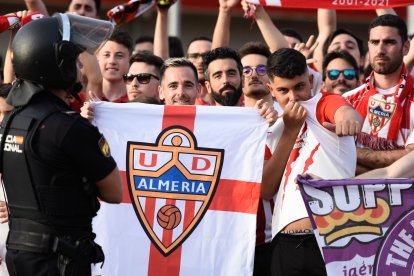La ciudad se ha llenado de banderas y camisetas rojiblancas.