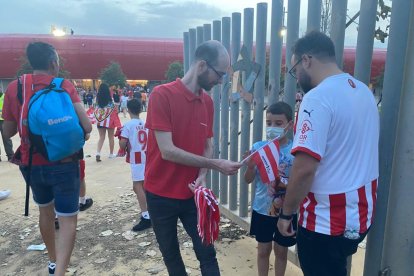 A las puertas del estadio.