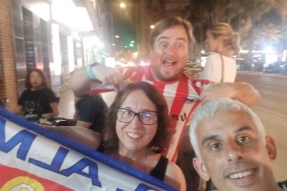 Berta Fernández, Antonio Perales e Ismael Safiani viendo el partido desde una terraza de un bar de la capital.