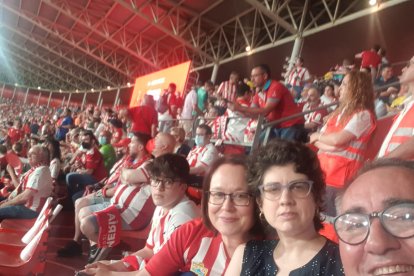 Desde Preferencia, Turbo, Pili y Carmen viviendo el ambiente.