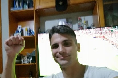 Animando al equipo desde casa.