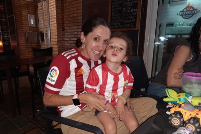 Conchi Sánchez posa así de feliz junto a su pequeño Ismael.