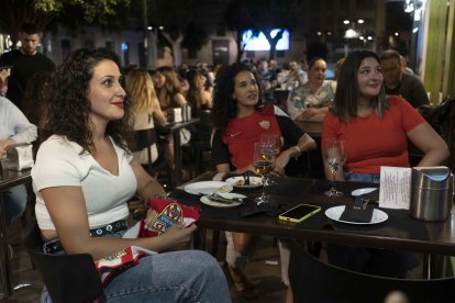 Seguidoras del Almería en una terraza de Almería.