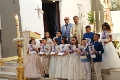 Grupo de jóvenes que recibieron al Señor en la parroquia de Gádor, con su párroco y el catequísta, Quino Berenguel.