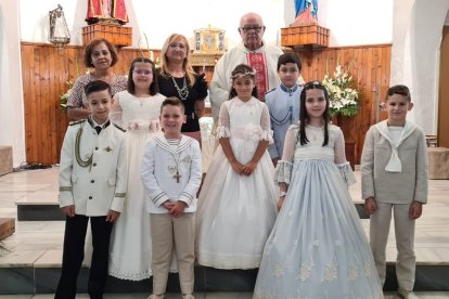El pasado fin de semana un nuevo grupo de jóvenes de la Cañada recibieron la primera comunión de manos del sacerdote, Fernando Peña.