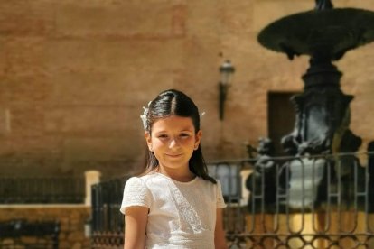 Esta preciosa chiquilla en la Plaza Mayor de Vera se llama Carolina García Pérez y recibió la comunión en la Iglesia de la Encarnación.