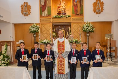 Grupo de jóvenes que recibieron al Señor en la capilla del colegio Saladares en la Envía con su capellán.