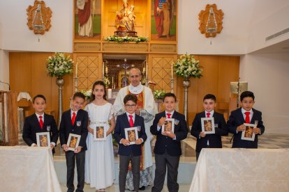 Los niños que tomaron la Primera Comunión en Saladares recibieron un recuerdo.