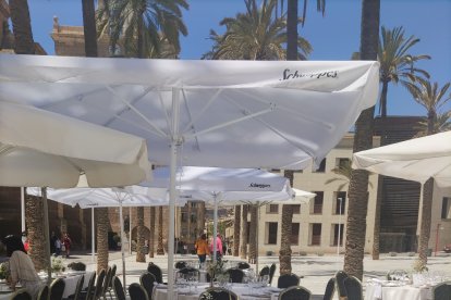 Montaje de mesas del Hotel Catedral en la plaza de la Catedral para una primera comunión.