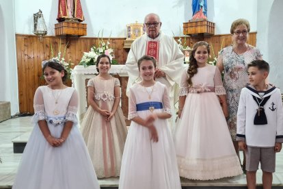 Grupo de niños y niñas que recibieron la primera comunion en la Parroquia de San Urbano de La Cañada el pasado fin de semana.
