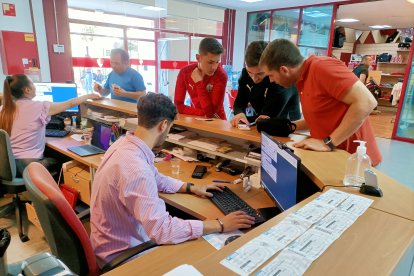 Juan Carlos Marín y todo su equipo atendiendo al aficionado.