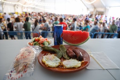 Plato, bebida y postre que se ha servido a todos los asistentes.