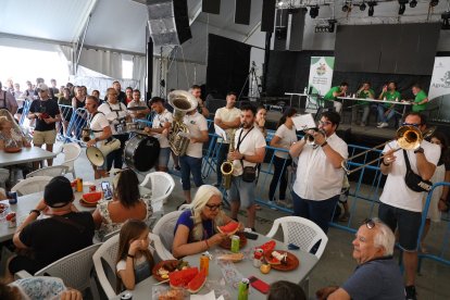 La charanga ha amenizado la degustación de huevos fritos con chorizo.