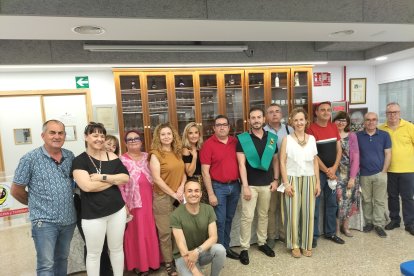 El director del IES Almeraya, con Juan Sánchez y compañeros del centro educativo
