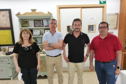 El homenajeado con varios compañeros en la presentación del acto.