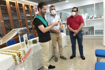El homenajeado, con el director y el profesor de FOL, Ángel Martínez, recibiendo una tarjeta con el nombre de los compañeros.