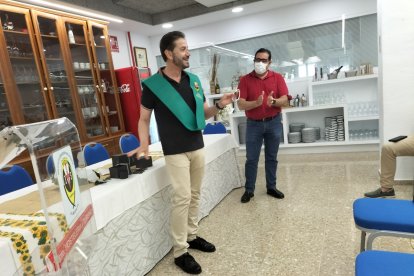 Juan Sánchez, emocionado, recibió como obsequio un reloj por parte de sus compañeros.