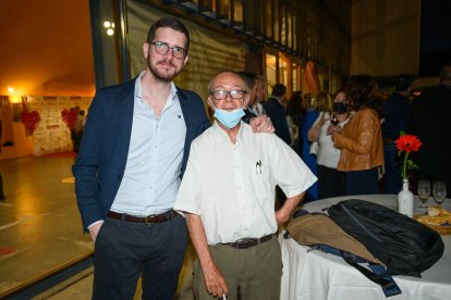 Los periodistas Miguel Delgado y Antonio Fernández durante el cóctel.