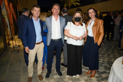 Integrantes de Unicaja disfrutan de la agradable noche de Vícar tras la gala.