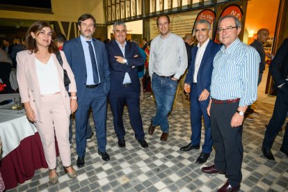 Integrantes de Cajamar y de Cajamar Innova, una de las premiadas de la noche, posan en el cóctel tras la conclusión de la gala.