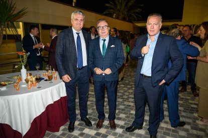 Juan de la Cruz Belmonte, Pedro Manuel de la Cruz y Manuel León durante el cóctel tras la gala.