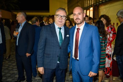 Pedro Manuel de la Cruz, director de La Voz de Almería, con el periodista Fran Luque, también de La Voz.