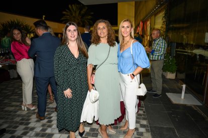 Carmen Granados, Joaquina García y Natividad García se fotografían durante el cóctel.