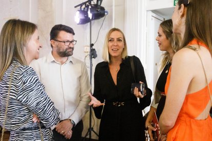 Ejecutiva de AJE Almería recibe a Pilar Martínez-Cosentino.