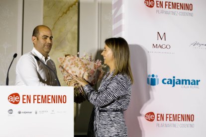 José González entrega un ramo de flores a Pilar Martínez-Cosentino.
