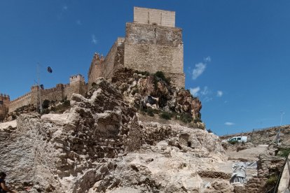 Vista del muro bajo el Bastión del Saliente de la Alcazaba