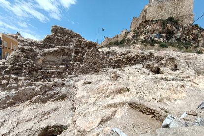 Sección de la Muralla de Levante en la que se puede contemplar la forma constructiva en espiga