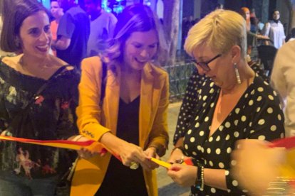 La concejal Ana Labella corta la cinta con la presidenta de la AAVV, Mari Lozano.