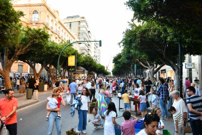 El Paseo de Almería, una de las arterias principales de la Noche en Blanco.