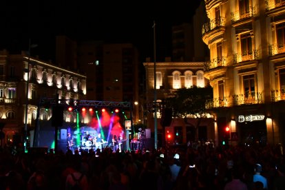 Ambientazo en la Puerta de Purchena para disfrutar con la música del Boss.