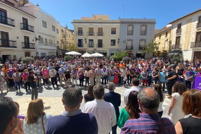 Una multitud de vecinos se han sumado a los cinco minutos de silencio.
