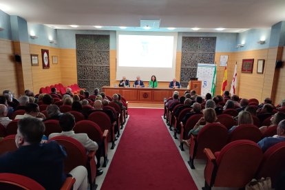 Aspecto del salón de actos del Colegio de Médicos durante la inauguración.