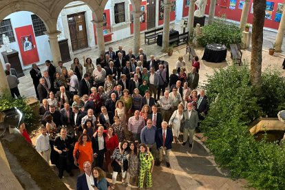 Los asistentes en grupo en la Escuela de Artes en una vista aérea.