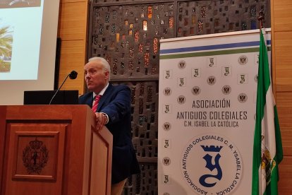 El doctor Javier del Águila, durante su intervención en el Colegio de Médicos