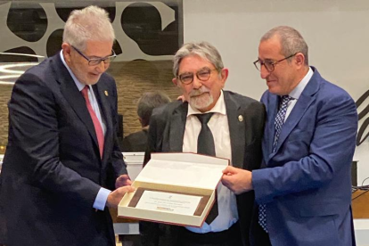 Reconocimiento al traumatólogo almeriense José Luis Jumilla.