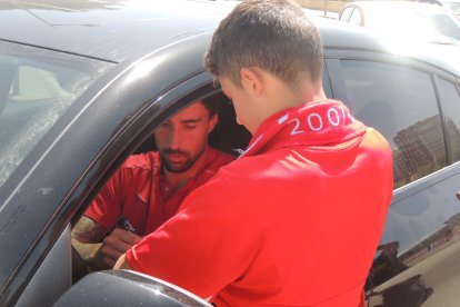 Eguaras firmando a un seguidor del equipo rojiblanco.
