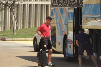 Curro Sánchez concentrado y maleta en mano.