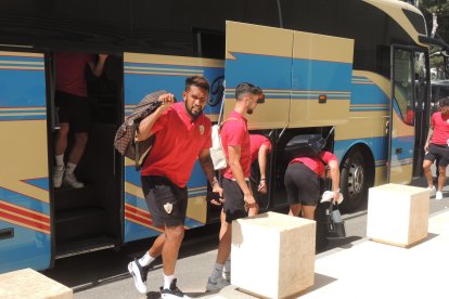 Dyego Sousa camino de la terminal de salidas del aeropuerto.