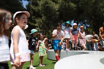 Los niños disfrutando de la música en directo.