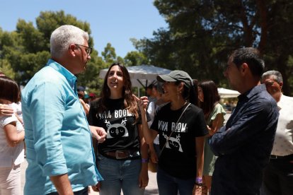 El alcalde junto a las organizadoras del evento.