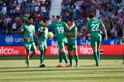 Los jugadores de la UD Almería celebran su gol.